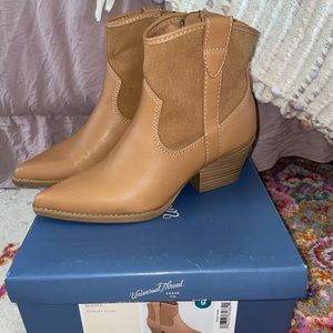 Universal Thread Kay Boots